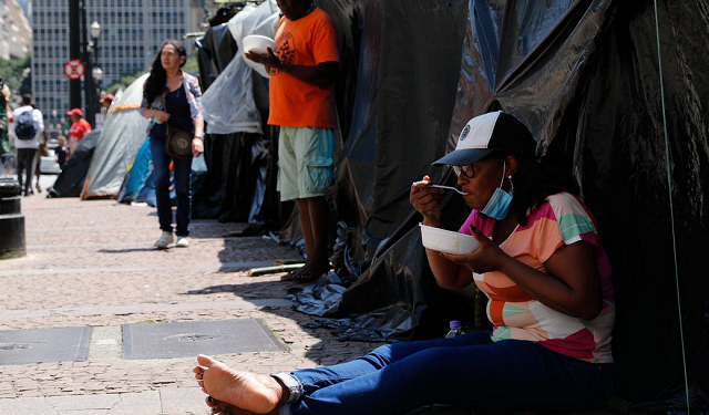 Integrantes do Movimento dos Trabalhadores Sem Teto (MTST) acampam na calçada do Viaduto do Chá, em à Prefeitura de São Paulo, para cobrar que o prefeito Ricardo Nunes cumpra promessas de construção de moradias (Foto: Fernando Frazão/Agência Brasil)