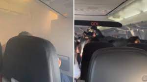 A fumaça durante o voo, levou ao pânico os passageiros (Foto: Reprodução Twitter)
