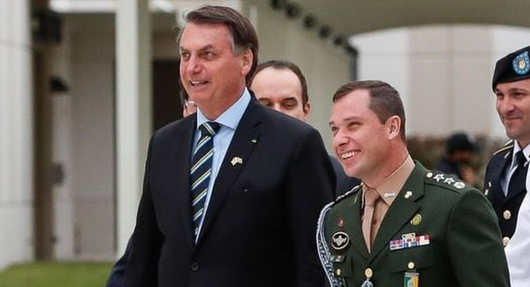 Bolsonaro e Mauro Cid (Foto: Presidência/Alan dos Santos)