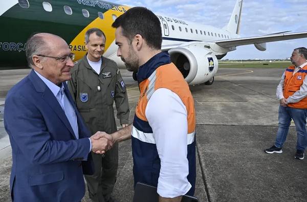 Alckmin e os ministros foram recebidas pelo governador do Rio Grande do Sul, Eduardo Leite (Foto: Cadu Gomes/Ascom/Vice-Presidência da República)