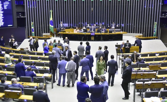 Deputados em sessão do Plenário (Foto: Zeca Ribeiro/Câmara dos Deputados)