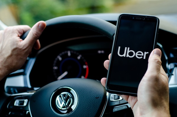 Suspeito fingia ser motorista de transporte por aplicativo Uber, cancelava a corrida após a vítima entrar no carro e cometia crimes. Crédito: Shutterstock