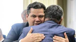 Presidente da CCJ, David Alcolumbre teria costurado acordo com Bolsonaro para conseguir apoio da oposição para tentar voltar à Presidência da Casa. Em troca, participaria da ofensiva contra o STF. Na imagem Davi Alcolumbre abraça Eduado Girão em sessão da CCJ que aprovou limitações ao STF. Pedro França - Agência Senado