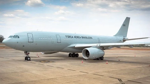 A aeronave, modelo KC-30, com capacidade par 238 passageiros (Foto: Reprodução)