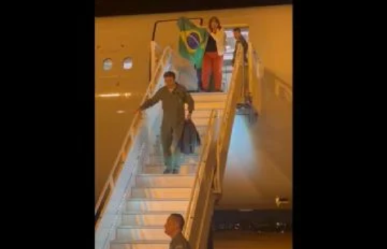 Primeiros brasileiros repatriados da guerra entre Israel e Palestina chegam ao Brasil (Foto: Reprodução/Twitter)