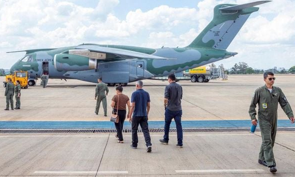 Avião com repatriados chegou em Recife (Foto: João Risi/PR)