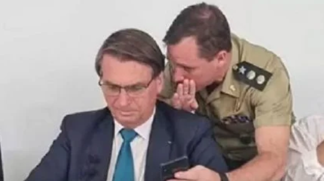 Mauro Cid e Jair Bolsonaro (Foto: Reprodução/Youtube)