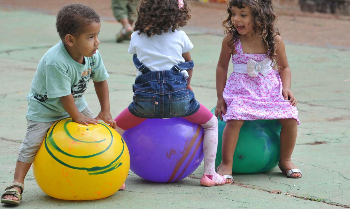 Garantir o direito fundamental de lazer e diversão é promover a saúde, desenvolvimento e habilidades das crianças e adolescentes. Especialistas alertam para a necessidade de haver respeito ao direito das crianças de brincar. Foto: Reprodução