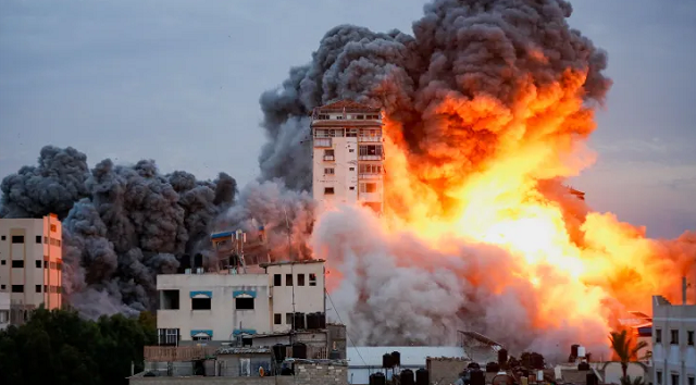 Fogo e fumaça saem de prédio bombardeado por Israel em Gaza (Foto: REUTERS/Ashraf Amra)