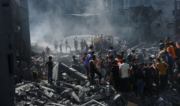Os bombardeios de Israel são uma retaliação a um ataque em massa de militantes do Hamas no sábado, dia 7 de outubro, que vitimou 1,4 mil israelenses, (Foto: REUTERS/Ibraheem Abu Mustafa)
