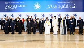 Líderes regionais e ocidentais posam para foto durante a Cúpula Internacional da Paz no Cairo — Foto: Egyptian PresidencyAFP