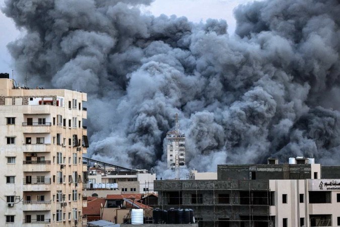 O primeiro avião, com capacidade para 220 passageiros, será enviado ainda neste domingo (8-10) à Tel Aviv. Outras cinco aeronaves farão parte da missão. Explosões e insegurança marcam os últimos dois dias em Israel e Gaza, após o ataque surpresa do Hamas - (crédito: Mahmud Hams-AFP)