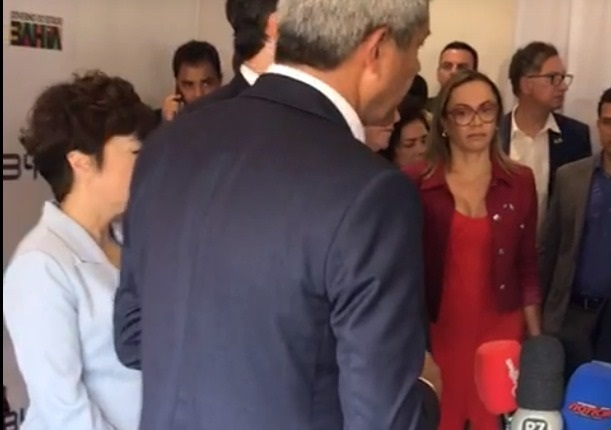 Ao fundo, a 'quem te viu quem te vê, deputada federal Ivoneide Caetano (PT), chamada pela Coluna, de 'Janja camaçariense'; talvez, como uma 'profecia', já que a primeira-dama do Município se chama Ivana Paula... - Foto: Bocão News