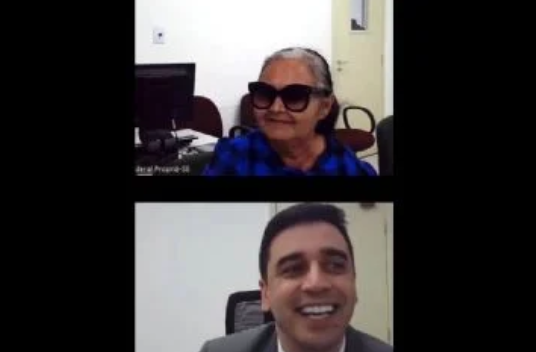 O juiz federal Kleiton Alves Ferreira e a requerente (Foto: Reprodução)