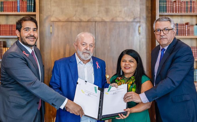 Lula se reúne com o advogado-Geral da União, Jorge Messias, e a ministra dos Povos Indígenas, Sônia Guajajara, e o ministro da SRI, Alexandre Padilha. Tese já havia sido considerada inconstitucional pelo Supremo Tribunal Federal — Foto: Ricardo Stuckert / PR