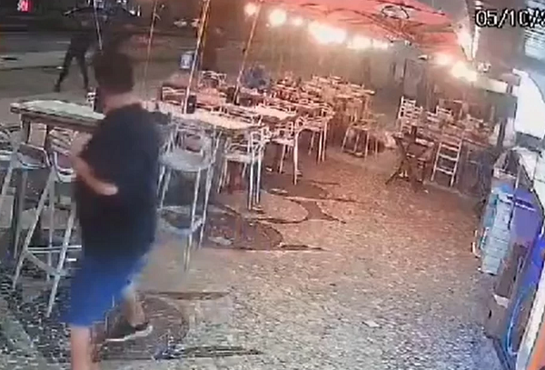 Momento em que médicos são assassinatos no Rio de Janeiro (Foto: Reprodução)