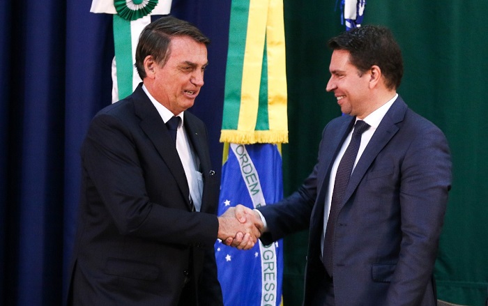 Segundo a investigação, a Abin, que na época era presidida pelo atual deputado federal Alexandre Ramagem (PL-RJ), na foto com Bolsonaro, utilizou de um programa secreto para espionar - Imagem: Valter Campanato - EBC