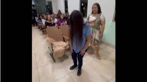 'Isso é criminoso em tantos níveis que até eu que tô acostumado a ver crente fazendo merda tô impressionado', diz um dos comentários ao pé do vídeo, na rede X. Foto: Reprodução Web