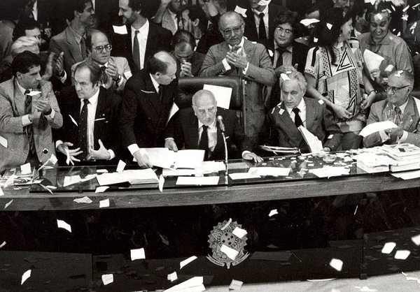 Brasília - A Assembleia Nacional Constituinte completa 30 anos de instalação. Na foto, o dia da promulgação do texto (Foto: Arquivo/Agência Brasil)