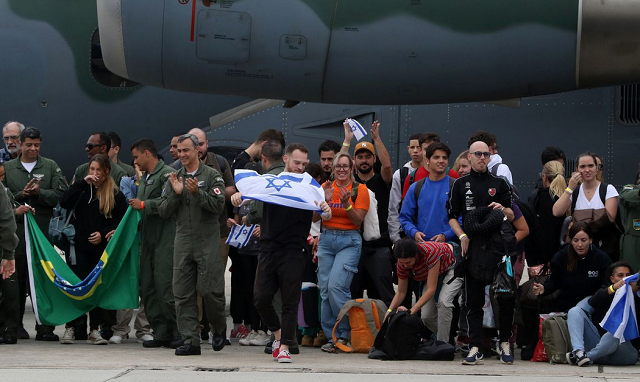 Foi o sétimo voo da Operação Voltando em Paz, realizada em conjunto com o Ministério das Relações Exteriores (MRE) (Foto: Tânia Rêgo/Agência Brasil)