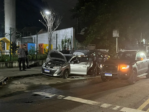Veículo foi encontrado na Gardênia Azul, na Zona Oeste do Rio (Foto: Leslie Leitão/TV Globo)