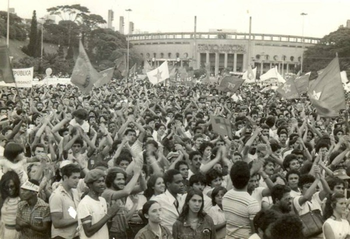 Em 27 de novembro de 1983, aproximadamente 15 mil pessoas foram ao Pacaembu pedir eleições diretas para presidente da República; para pedir democracia e protestar contra o arrocho salarial e o desemprego - Foto: Reprodução