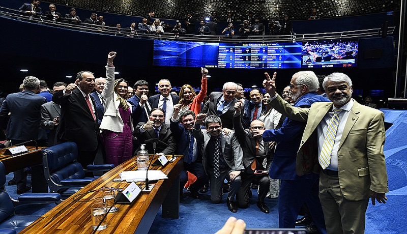 Senadores comemoram a aprovação da PEC que modifica o sistema tributário brasileiro - Roque de Sá - Agência Senado