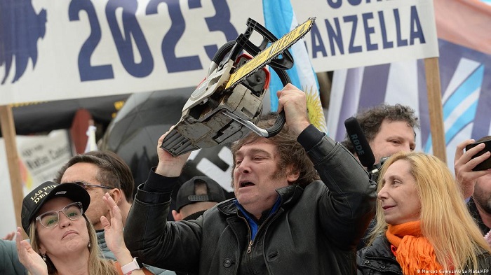 Aparições de campanha de Milei foram marcadas por gestos teatrais, como empunhar uma motosserra e puxar coros de xingamentos contra adversários. Foto: Marcos Gomez - AG La Plata - AFP
