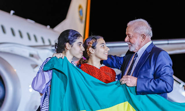 Shahed Al-Banna, jovem de 18 anos, é recebida pelo presidente Lula (Foto: Ricardo Stuckert/PR)