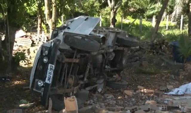 Acidente com caminhonete matou 3 pessoas (Foto: Reprodução/TV Bahia)