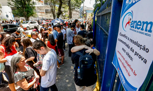 É recomendado que os candidatos levem lanches e água, uma vez que se trata de uma prova longa (Foto: Paulo Pinto/Agência Brasil)