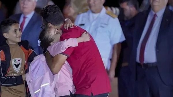 Brasileiros que estavam em Gaza desembarcam em Brasília (Foto: Rafa Neddermeyer/Agência Brasil)