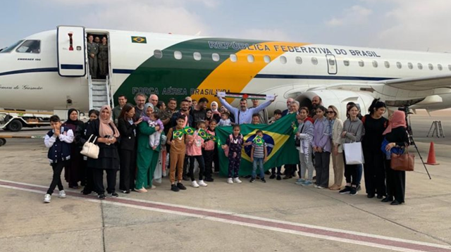 Brasileiros posam para foto antes de embarcar em avião do governo (Foto: Reprodução)