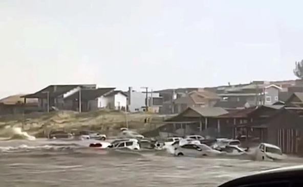 Carros boiaram na maré (Foto: Reprodução)