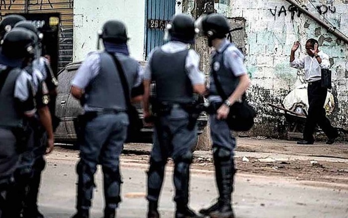 Dados são do estudo 'Pele Alvo: a Bala não Erra o Negro', que, na quarta edição, mostra o crescente nível da violência policial contra essa população. A taxa de negros entre os mortos é maior que desse grupo racial entre a população brasileira. Foto: Agência Brasil - Reprodução