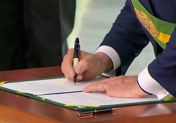 Lula assinou antes de viajar (Foto: Reprodução/TV Globo)