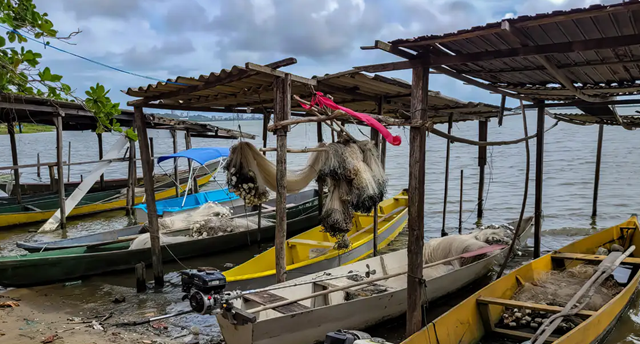 Pescadores de Maceió enfrentam dificuldades com a interdição da lagoa Mundaú. Região corre risco de desabamento (Foto: Gésio Passos/Agência Brasil)