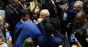 Ex-ministro de Bolsonaro pediu sigilo a aliados próximos sobre abraço efusivo no presidente durante visita ao Congresso: 'Em três minutos de conversa com o Lula, você se apaixona. Lula é irresistível', justificou.