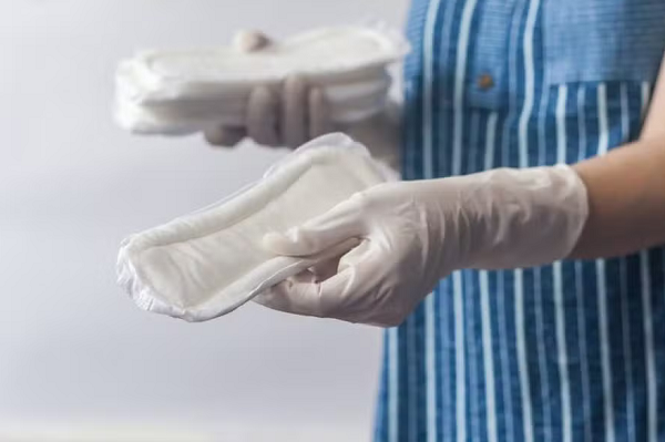 Distribuição gratuitas de absorventes (Foto: Câmara dos Deputados)