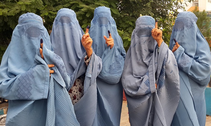No Afeganistão, o regime talibã intensificou a repressão, detendo e agredindo meninas afegãs por usarem hijabs. Saiba mais sobre essa situação alarmante e suas implicações. Créditos: Reprodução