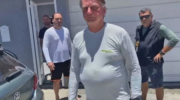 Jair Bolsonaro e o filho Carlos, na saída da PF da casa onde estavam (Foto: GloboNews/Reprodução)