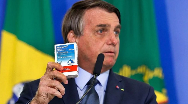 Ex-presidente Jair Bolsonaro segura caixa de cloroquina e faz propaganda do medicamento (Foto: Carolina Antunes/PR)
