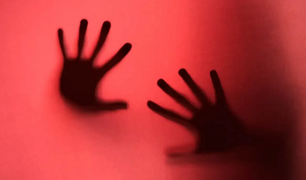 Legislação brasileira deixa penas para crimes contra criança e adolescente mais rigorosas (Foto: Reprodução/Freepick)