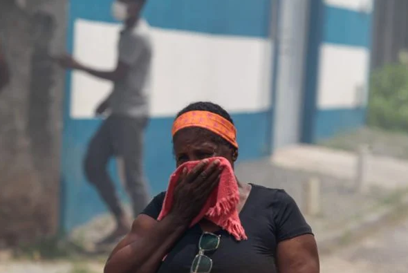 Moradora se protege das fumaças (Foto: Arisson Marinho)