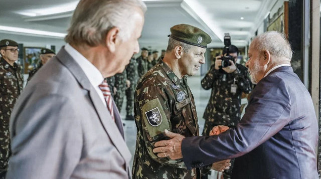 José Múcio observa Lula e o general Tomás Paiva em almoço com a cúpula do Exército em maio de 2023 (Foto: Ricardo Stuckert)