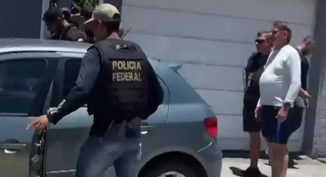 Jair Bolsonaro chega em casa de Angra dos Reis (RJ), alvo de busca e apreensão (Foto: Reprodução)
