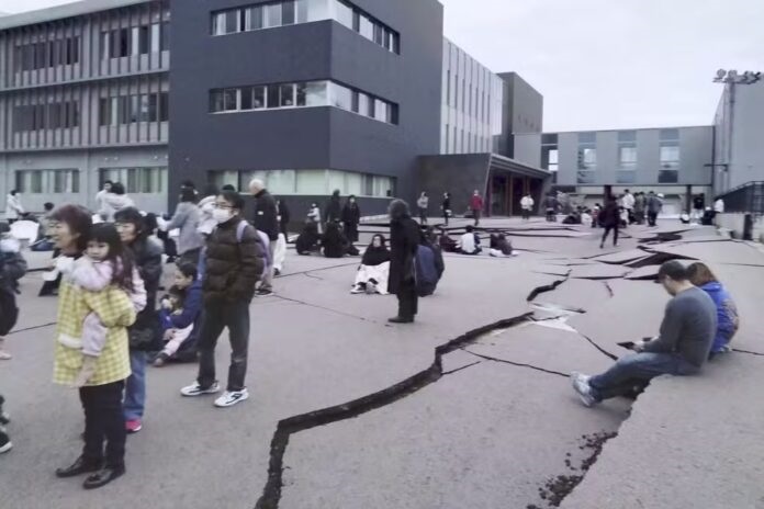 Tremor de 7.6 graus de magnitude colocou a nação asiática em alerta total. Autoridades esperam onda gigante para as próximas horas. Ruas de Wajima racharam após terremoto atingir o país, neste 1º de janeiro de 2024. Crédito: Kyodo News via AP