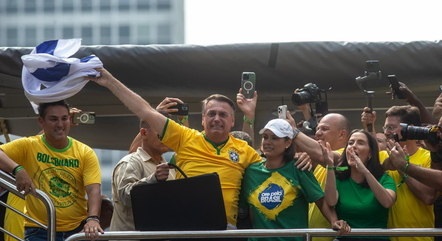 Ex-presidente Jair Bolsaonaro, com esposa Michele e apoiadores - Taba Benedicto/Estadão Conteúdo