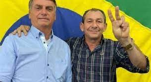 Prefeito Cirineu Rodrigues Costa, condenado por estupro de vulnerável, com Jair Bolsonaro. Créditos: Reprodução/Redes sociais