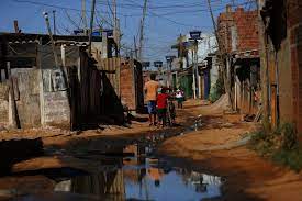 O IBGE divulgou dados sobre condições dos domicílios brasileiros no Censo 2022, revelando que 1,2 milhão de pessoas residem em casas sem banheiro. Foto: Divulgação